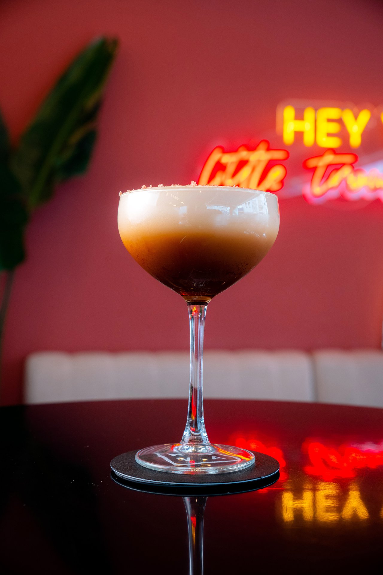 Estudiante aprendiendo técnicas de mixología en masterclass de Nova Cocktail Bar